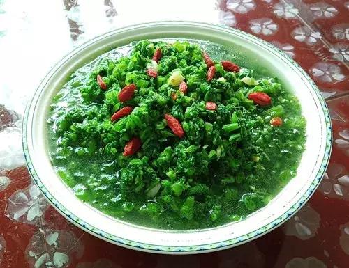 菜農(nóng)種植無(wú)需噴農(nóng)藥的蔬菜，不僅栽培簡(jiǎn)單、而且效益高